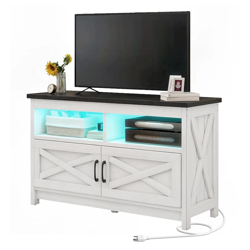 Meuble TV de style campagnard pour téléviseur jusqu'à 65 pouces avec portes et étagères ouvertes, console multimédia et prise électrique.