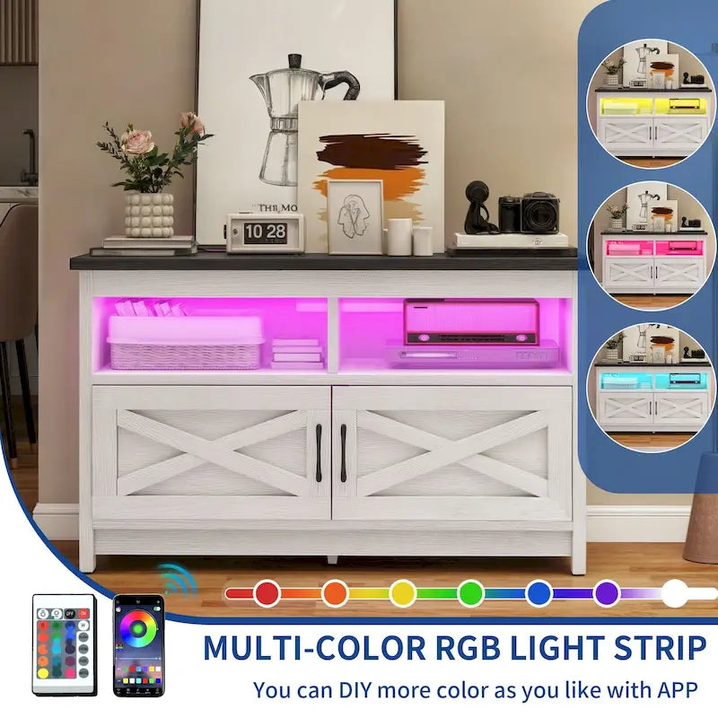 Meuble TV de style campagnard pour téléviseur jusqu'à 65 pouces avec portes et étagères ouvertes, console multimédia et prise électrique.