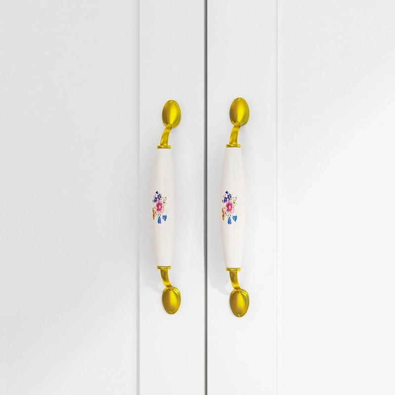 Armoire-penderie avec étagères, tringle à vêtements, portes et rangements.