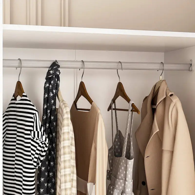 Armoire-penderie avec étagères, tringle à vêtements, portes et rangements.