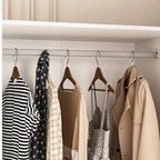 Armoire-penderie avec étagères, tringle à vêtements, portes et rangements.