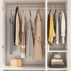 Armoire-penderie avec étagères, tringle à vêtements, portes et rangements.