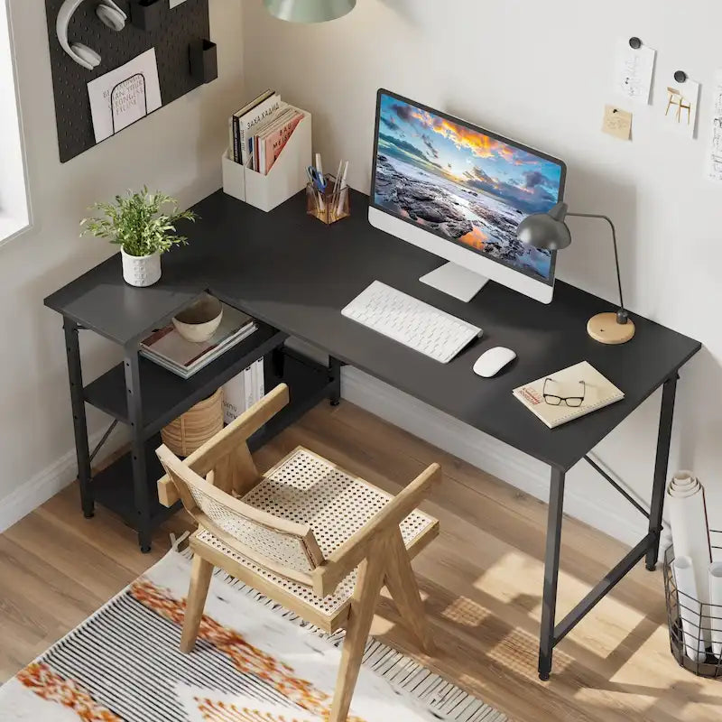 Petit bureau d'angle en forme de L avec étagères de rangement