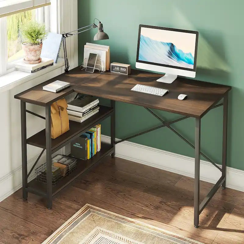 Petit bureau d'angle en forme de L avec étagères de rangement