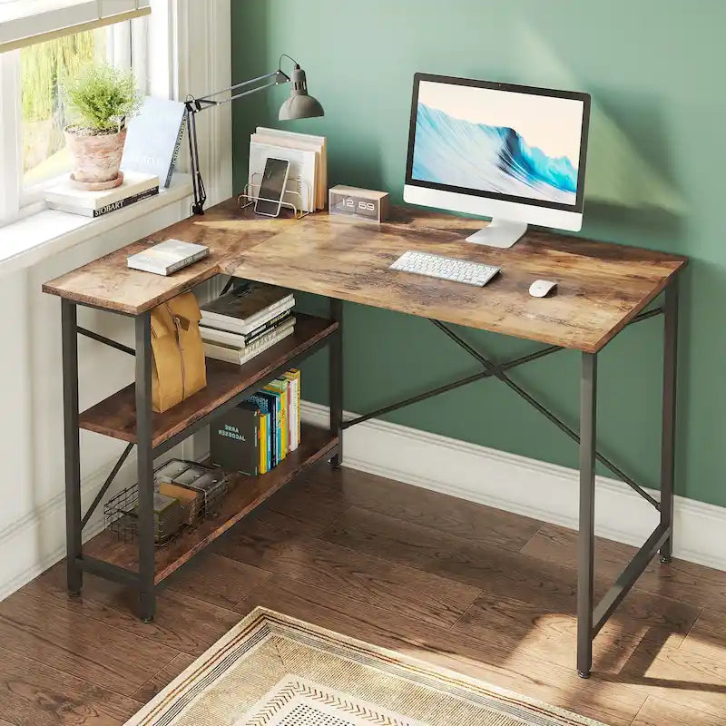 Petit bureau d'angle en forme de L avec étagères de rangement