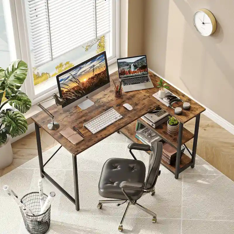 Petit bureau d'angle en forme de L avec étagères de rangement