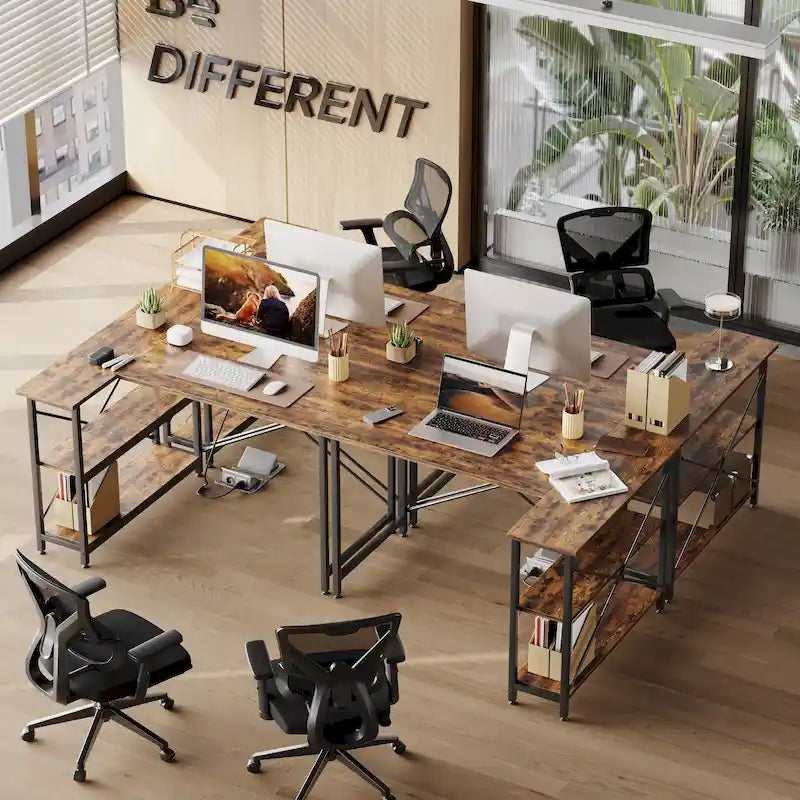 Petit bureau d'angle en forme de L avec étagères de rangement