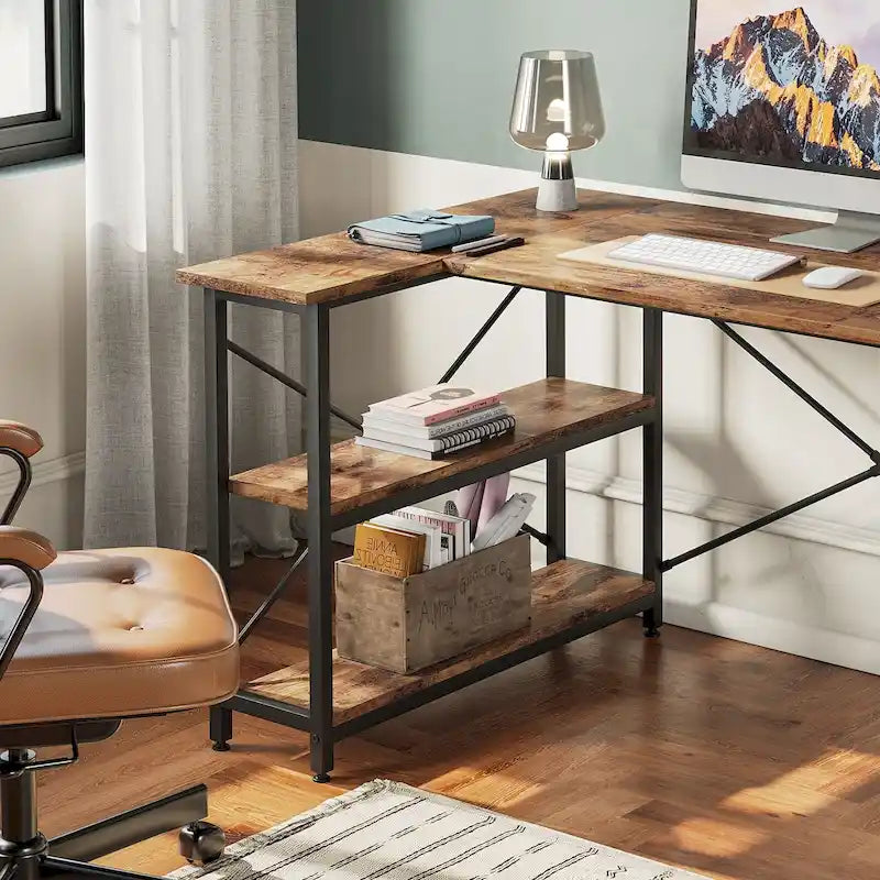 Petit bureau d'angle en forme de L avec étagères de rangement