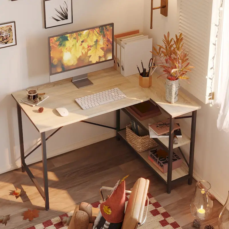 Petit bureau d'angle en forme de L avec étagères de rangement