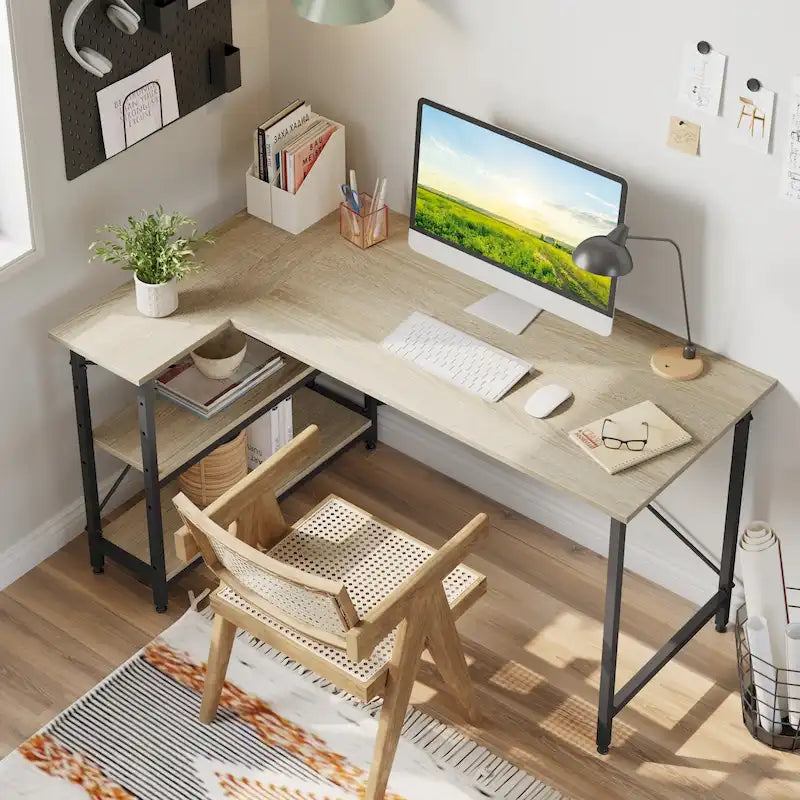 Petit bureau d'angle en forme de L avec étagères de rangement