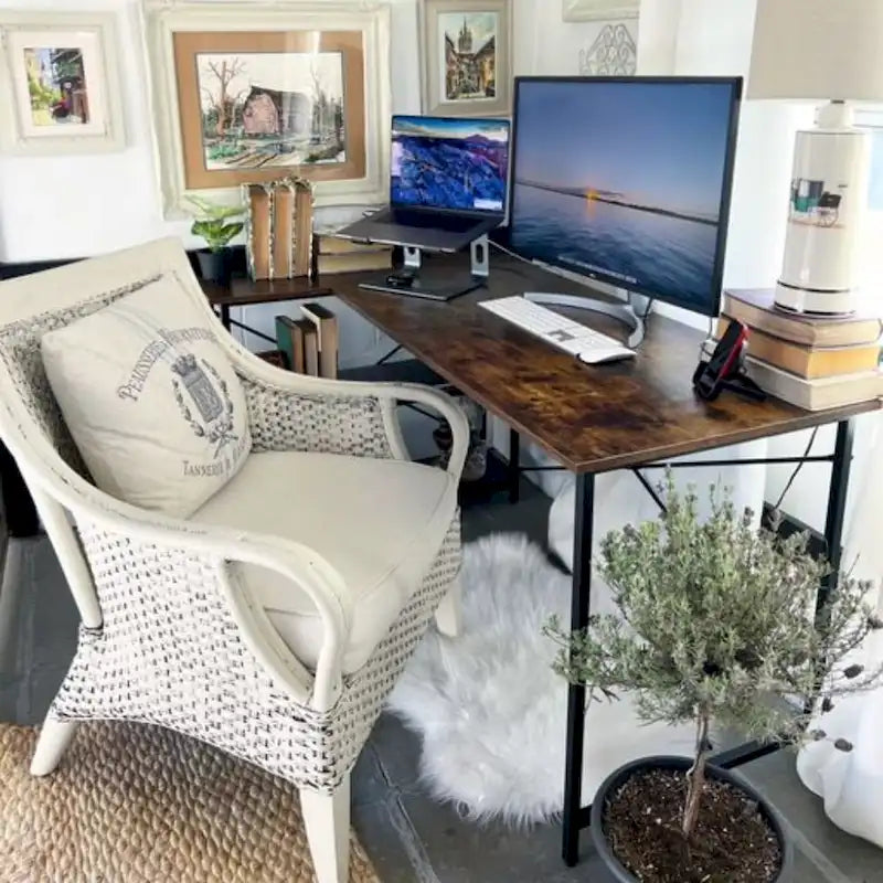 Petit bureau d'angle en forme de L avec étagères de rangement