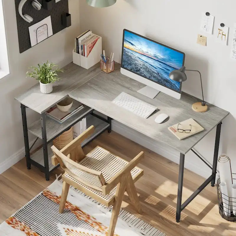 Petit bureau d'angle en forme de L avec étagères de rangement