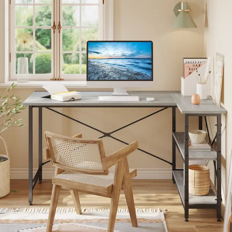 Petit bureau d'angle en forme de L avec étagères de rangement