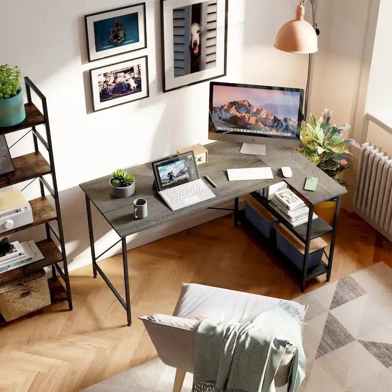 Petit bureau d'angle en forme de L avec étagères de rangement