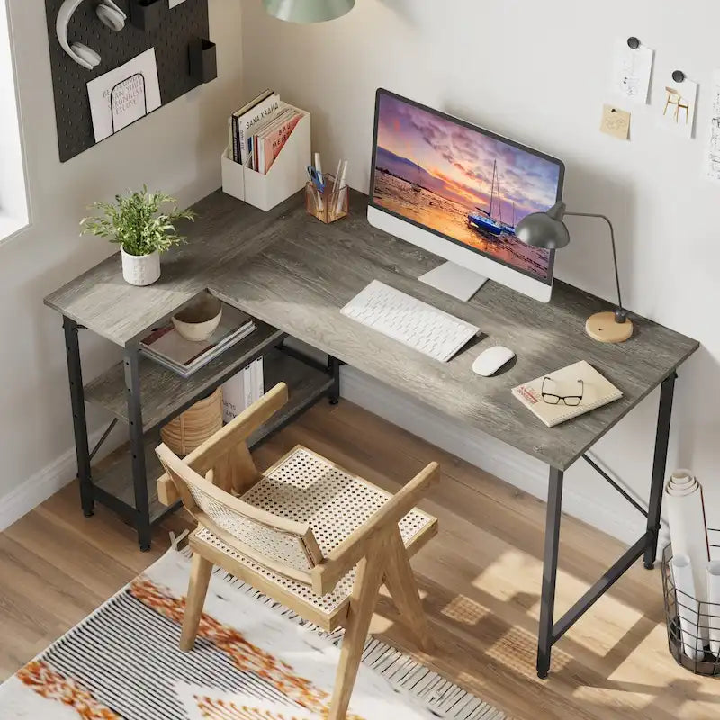 Petit bureau d'angle en forme de L avec étagères de rangement