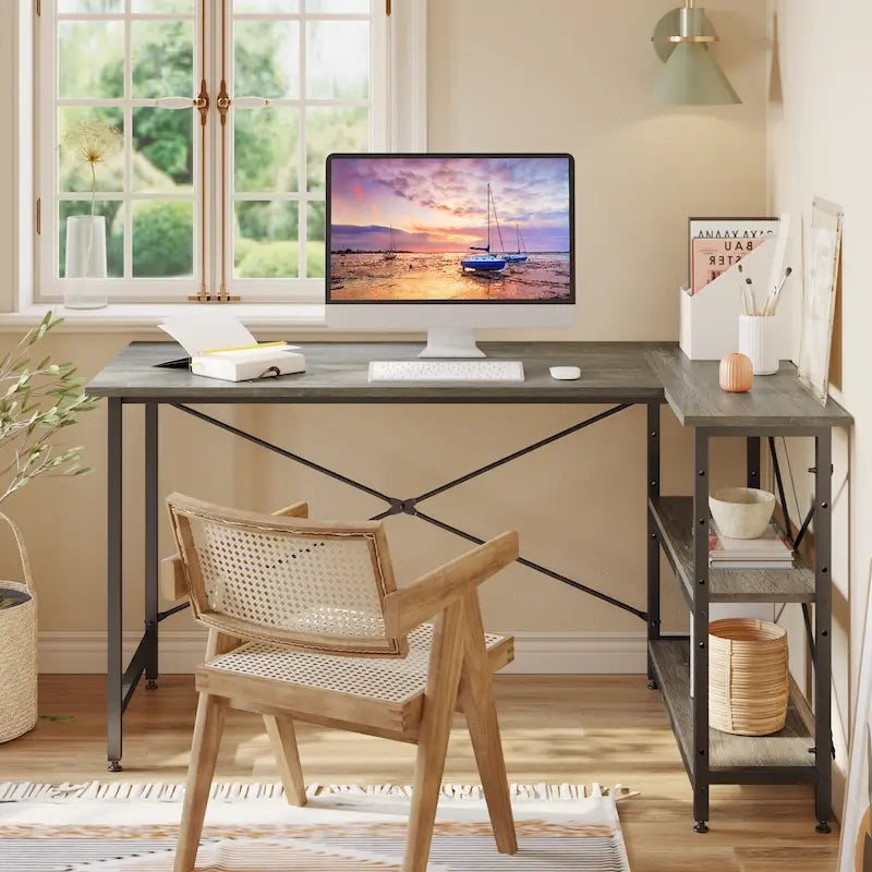 Petit bureau d'angle en forme de L avec étagères de rangement