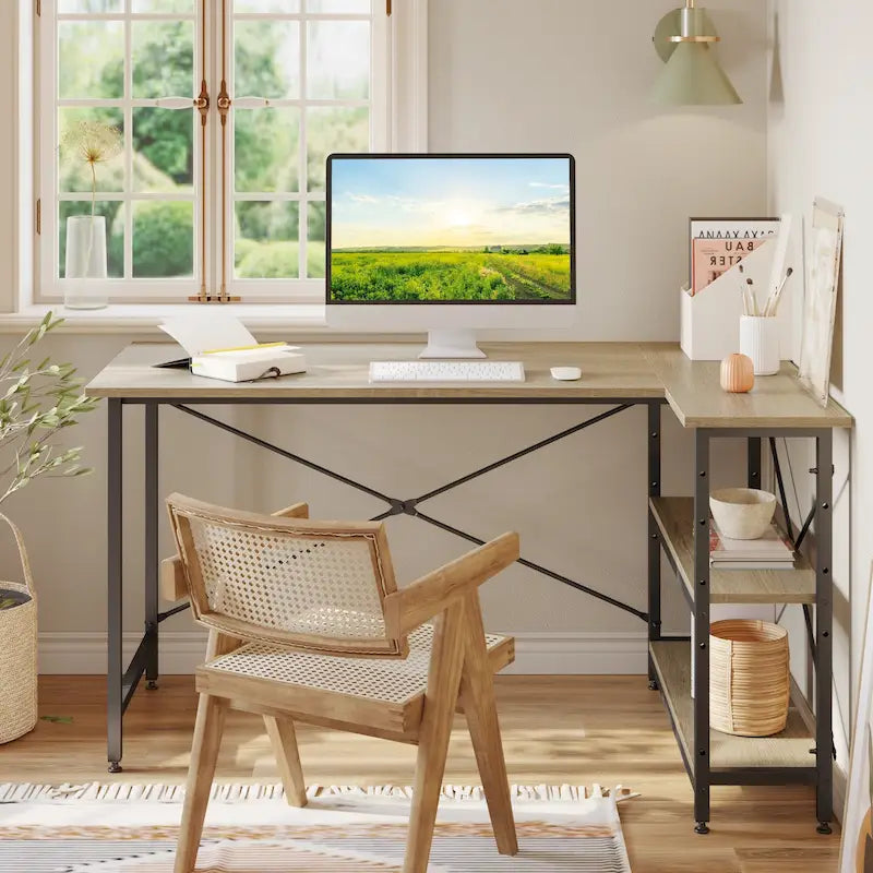 Petit bureau d'angle en forme de L avec étagères de rangement