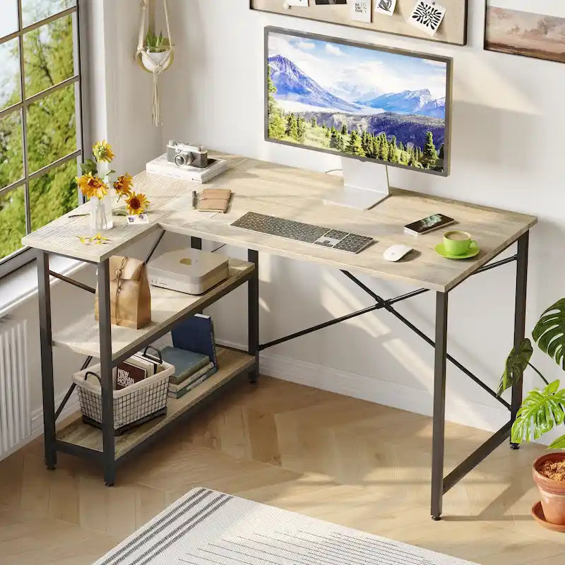 Petit bureau d'angle en forme de L avec étagères de rangement