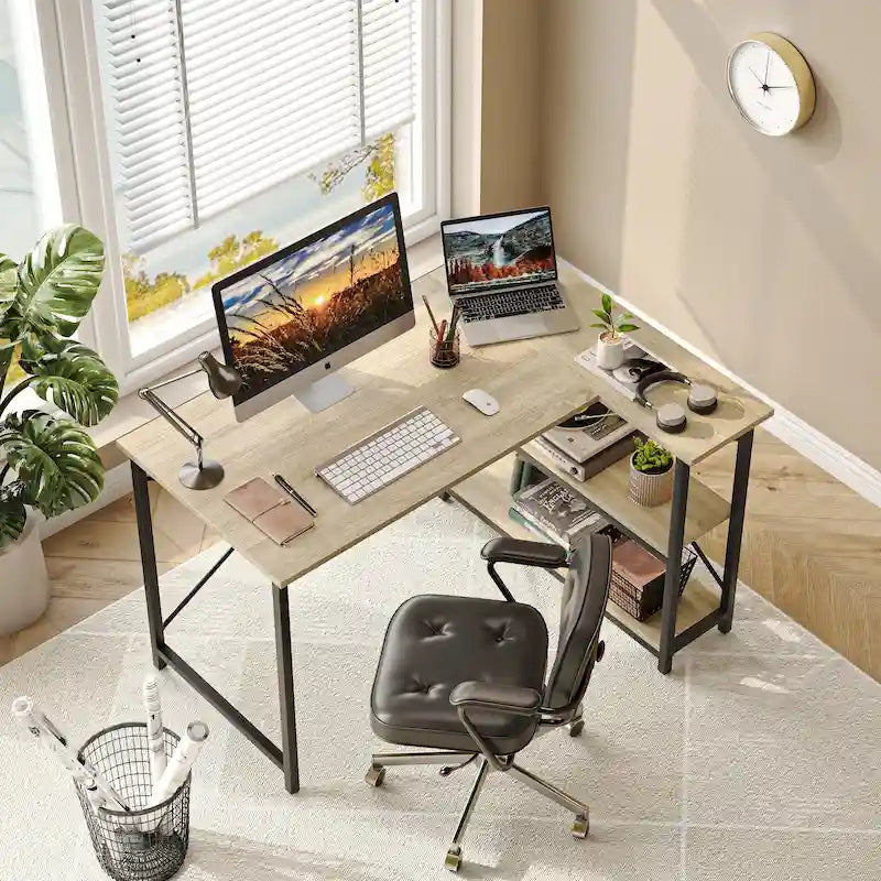 Petit bureau d'angle en forme de L avec étagères de rangement