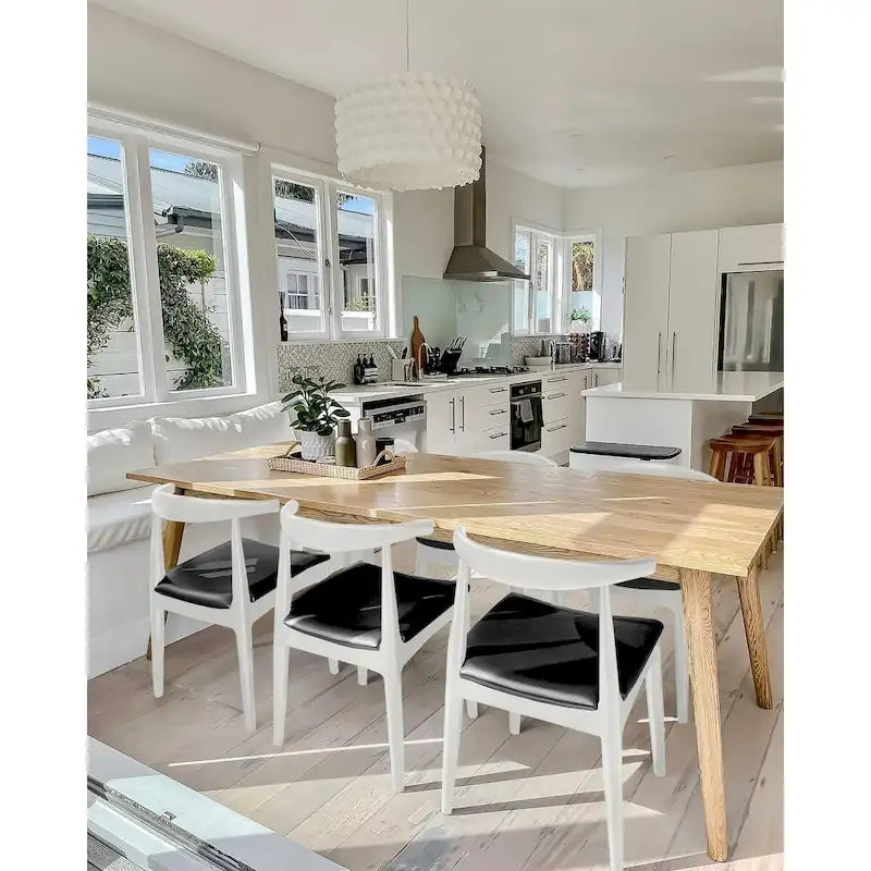 Chaises de salle à manger en bois massif naturel, assise rembourrée en similicuir ou en tissu beige et structure en chêne