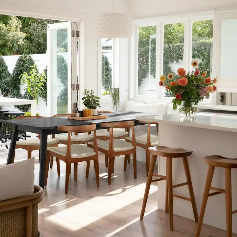 Chaises de salle à manger en bois massif naturel, assise rembourrée en similicuir ou en tissu beige et structure en chêne