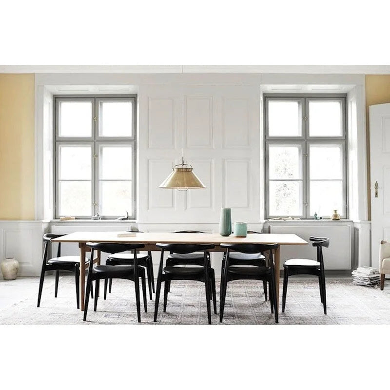 Chaises de salle à manger en bois massif naturel, assise rembourrée en similicuir ou en tissu beige et structure en chêne