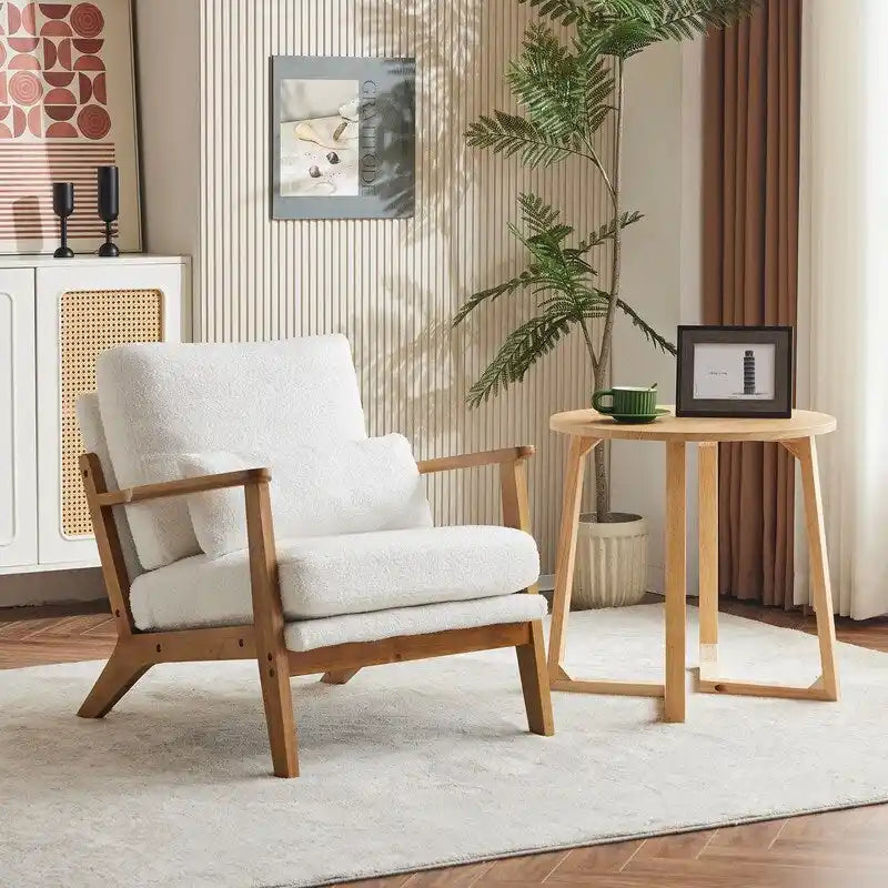 Fauteuil d'appoint beige en lin mélangé, pieds en bois et un coussin.