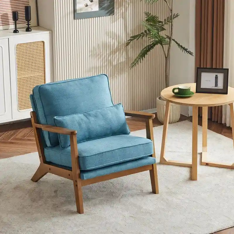 Fauteuil d'appoint beige en lin mélangé, pieds en bois et un coussin.