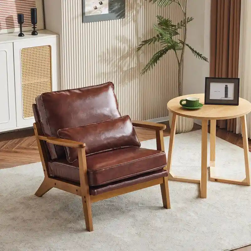Fauteuil d'appoint beige en lin mélangé, pieds en bois et un coussin.