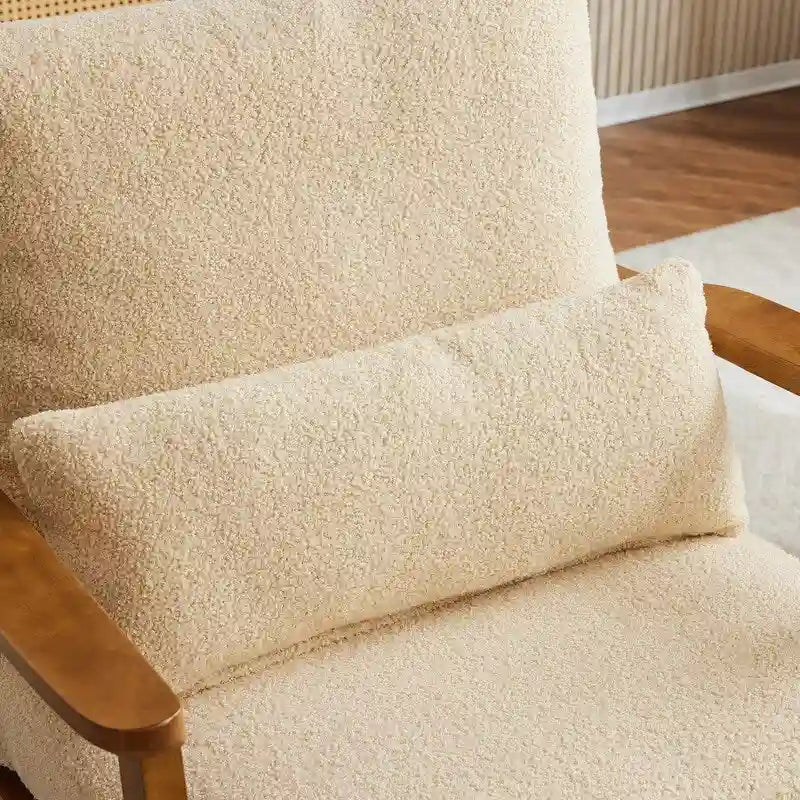 Fauteuil d'appoint beige en lin mélangé, pieds en bois et un coussin.
