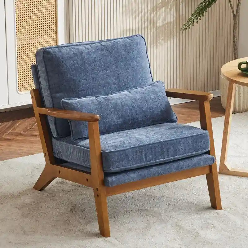 Fauteuil d'appoint beige en lin mélangé, pieds en bois et un coussin.