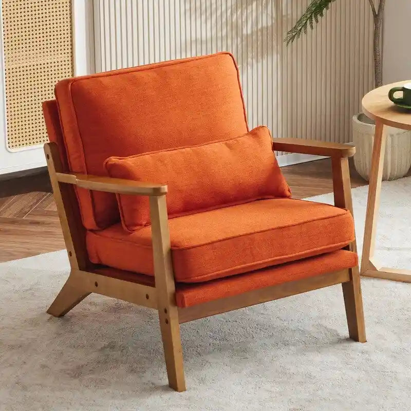 Fauteuil d'appoint beige en lin mélangé, pieds en bois et un coussin.