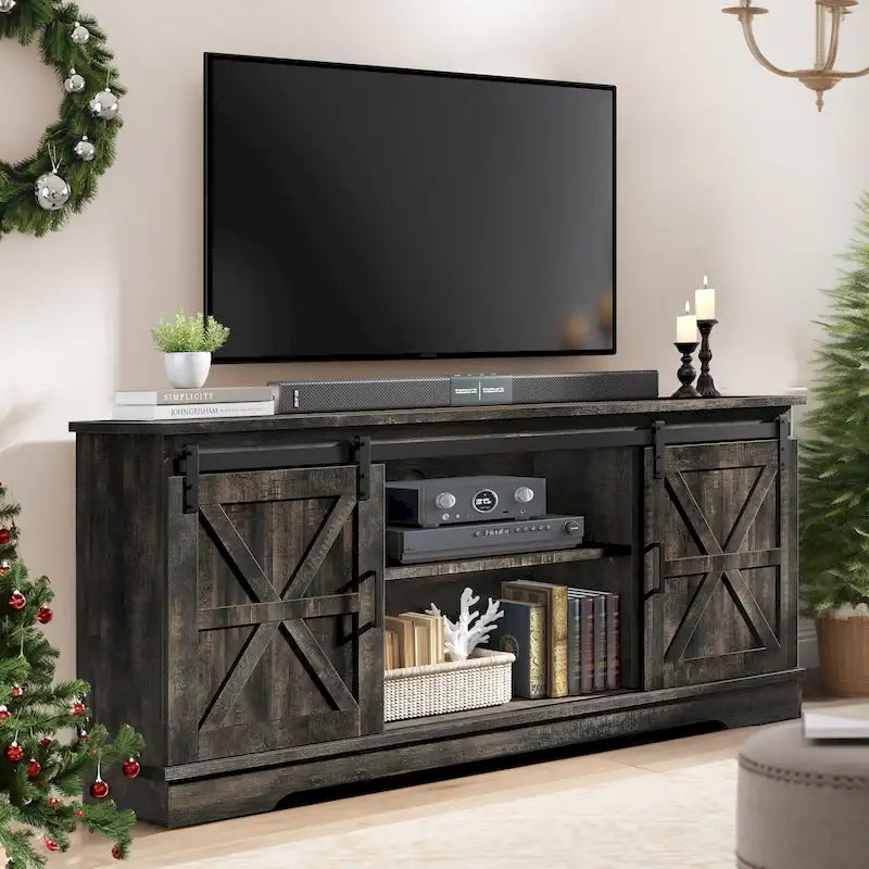 Meuble TV Moasis style ferme avec porte de grange, console multimédia et rangements intégrés