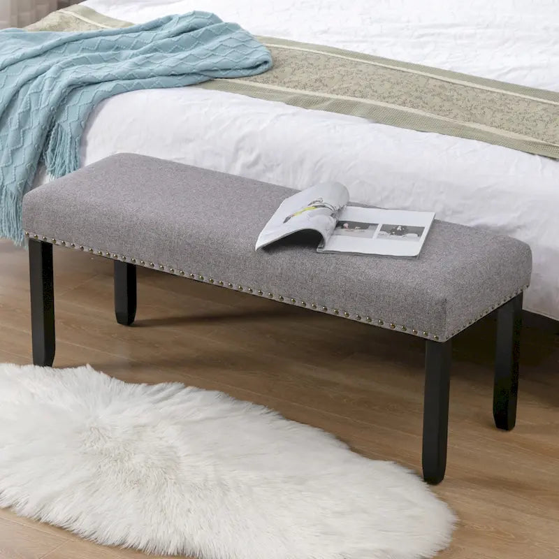 Banc moderne capitonné de 44 pouces de long avec garniture cloutée et pieds en bois