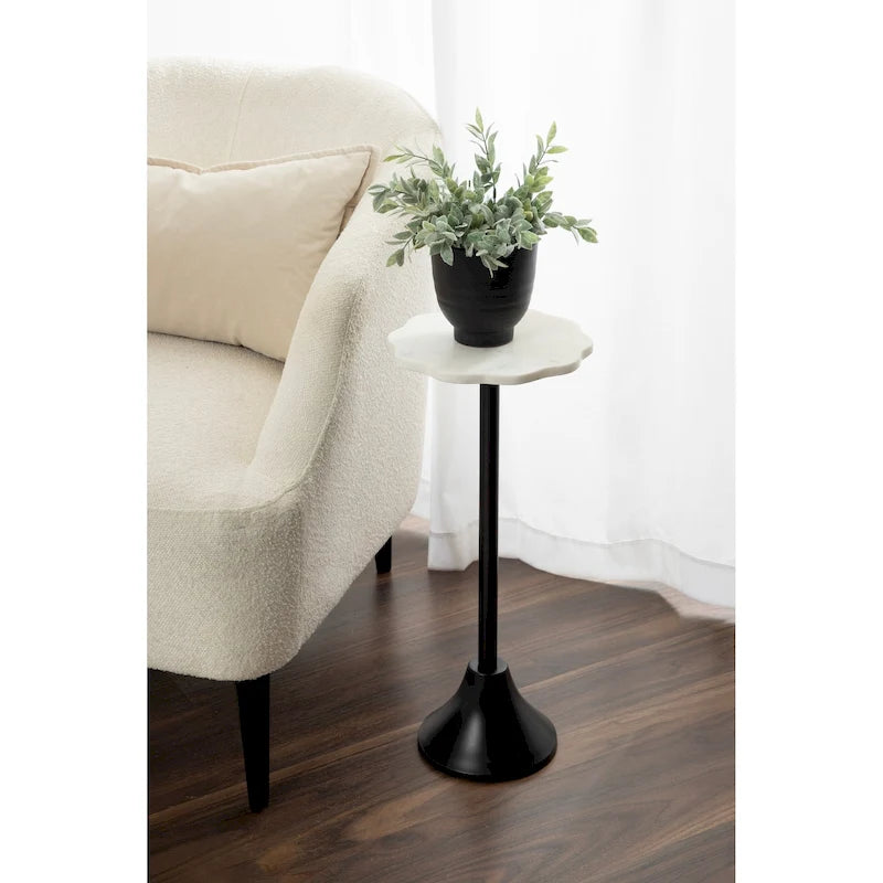 Table basse festonnée en marbre et métal Kate et Laurel Sanzo
