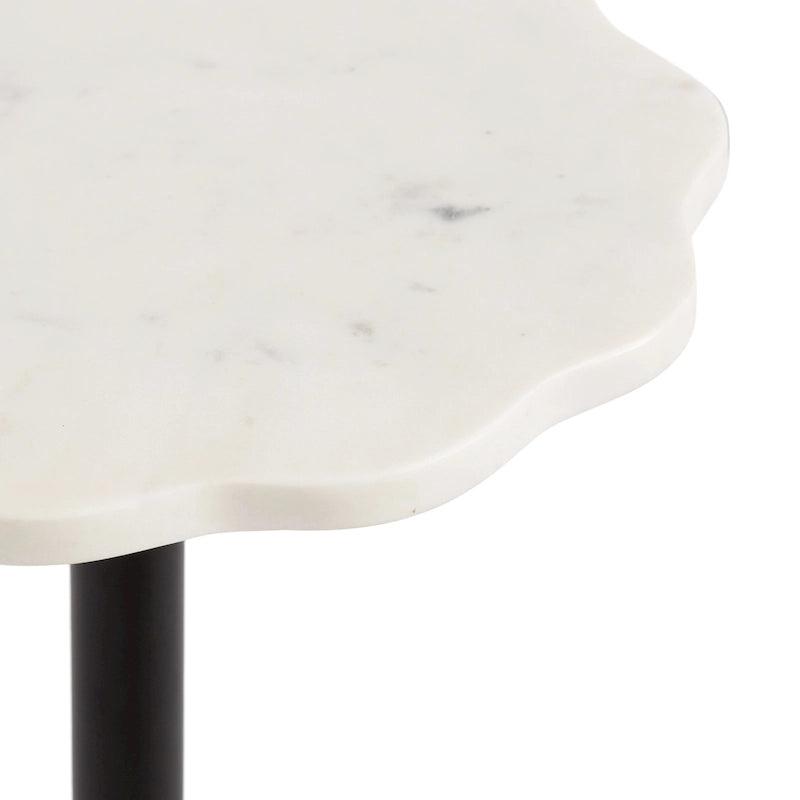 Table basse festonnée en marbre et métal Kate et Laurel Sanzo